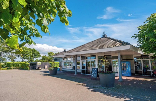 Egmond aan den Hoef House | Comfortable detached 3-person chalet near the sea