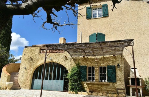 La Barben House | Comfortable 110m² air-conditioned gîte in the heart of Provence