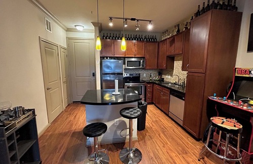 Houston Apartment | Comfortable 1bd Near Galleria With Great pool View