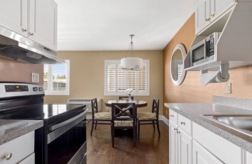 Corte Madera Hotel | Comfortable 1BR Suite | Kitchen | Outdoor Pool | Free Parking | BBQ Area