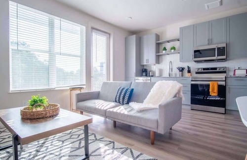 Dallas Apartment | Comfortable 1BR Suite w Pool, Parking, Gym 03