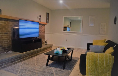 Redland House | Comfortable 2 bed apartment near metro , trails and golf course
