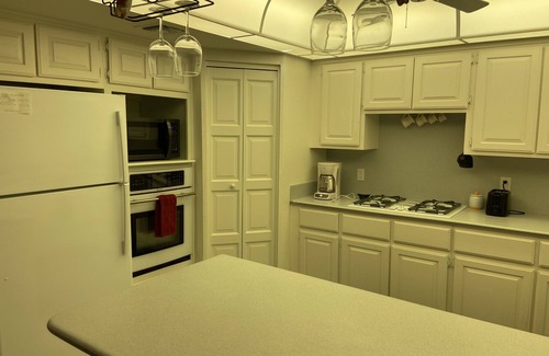 Bullhead City Condo | Comfortable 2 Bed/2 Bath Condo on the River with Private Marina!