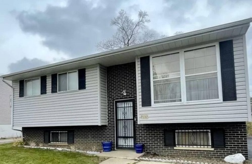 North Chicago House | Comfortable 2 bedroom house near Great Lakes Navy Base ideal for families