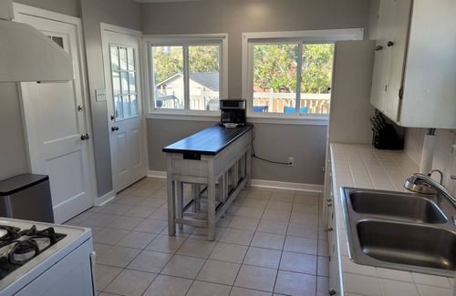 Phinney Ridge House | Comfortable 2-bedroom, 2 decks, walking neighborhood, & minutes to downtown.