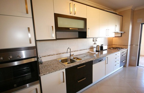 Albardeira House | Comfortable 2 Bedroom Apartment w/WiFi + A/C+ Pool ,15 min Walk to Beach &Town