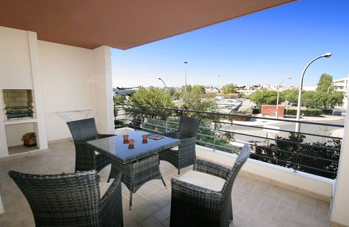 Albardeira House | Comfortable 2 Bedroom Apartment w/WiFi + A/C+ Pool ,15 min Walk to Beach &Town