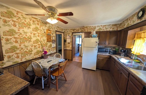 Hubbard House | Comfortable 2-bedroom house with AC in charming Hubbard. Full Kitchen, Laundry