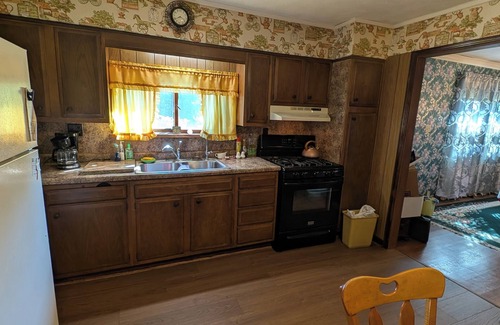 Hubbard House | Comfortable 2-bedroom house with AC in charming Hubbard. Full Kitchen, Laundry