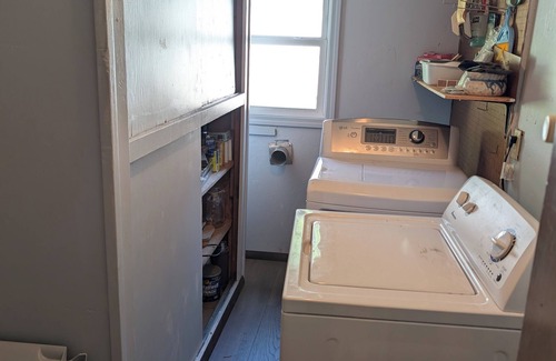 Hubbard House | Comfortable 2-bedroom house with AC in charming Hubbard. Full Kitchen, Laundry