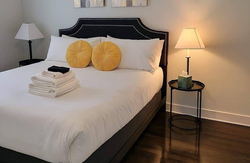 East Albany Park Apartment | Comfortable 2BR Chicago Apt