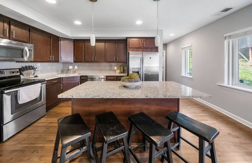 Mount Auburn Apartment | Comfortable 2BR Condo near City Center