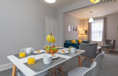 Northampton House | Comfortable 2BR house 4 beds Town Train Parking