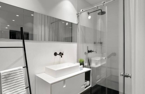 Tel Aviv Apartment | Comfortable 2BR in Hovevei Tsiyon 33 by Holyguest