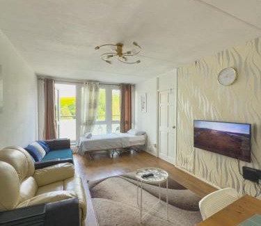 Westbourne Apartment | Comfortable 2BR London Stay 4 Beds Sleeps 5