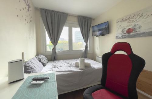 Westbourne Apartment | Comfortable 2BR London Stay 4 Beds Sleeps 5