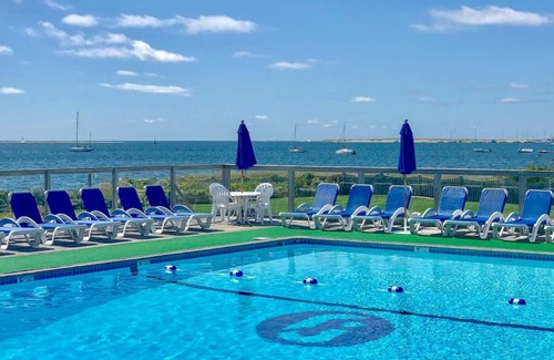 West Yarmouth Apartment | Comfortable 2BR Townhouse with Private BBQ Facilities & Sun Loungers by Beach
