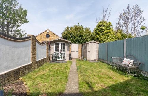 Southend-on-Sea House | Comfortable 3 bed near Southend Pass the Keys
