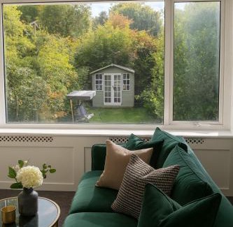 Winchester Apartment | Comfortable 3 bed in Winchester - Parking