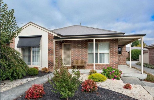 Mount Clear House | Comfortable 3-bedroom home with two car garage
