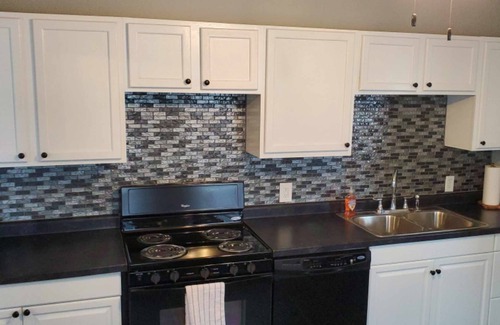 Wapakoneta House | Comfortable 3 Bedroom Home, Free Parking, WIFI