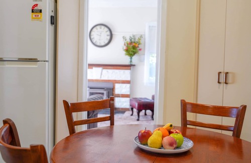Casterton House | Comfortable 3 bedroom home > for work, rest or play!
