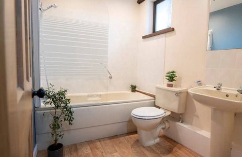 Darlington Cottage | Comfortable 3 Bedroom Historic Cottage c1700