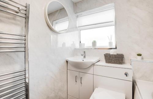 Coalville Apartment | Comfortable 3 Bedroom Gem with 2 Bathrooms Perfect for Groups