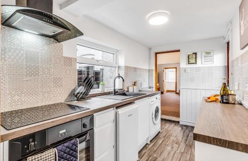 Coalville Apartment | Comfortable 3 Bedroom Gem with 2 Bathrooms Perfect for Groups