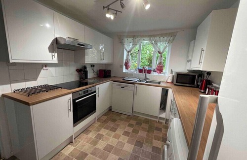 Oxford House | Comfortable 3 bedroom home with parking and garden