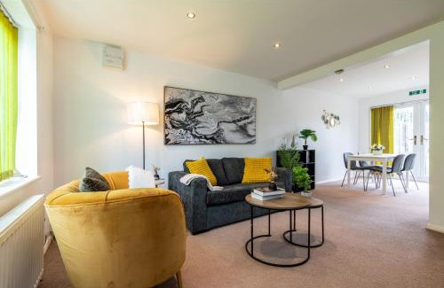 Bedford House | Comfortable 3-Bedroom House with Private Driveway in Bedford