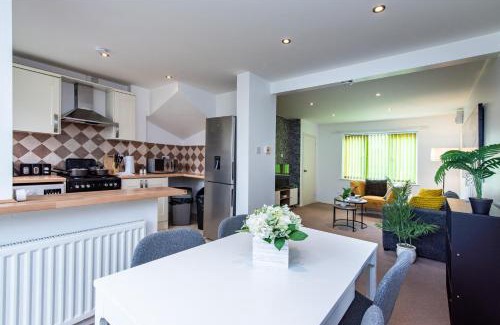 Bedford House | Comfortable 3-Bedroom House with Private Driveway in Bedford