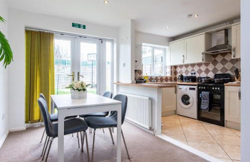 Bedford House | Comfortable 3-Bedroom House with Private Driveway in Bedford