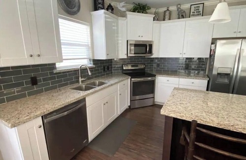 Santa Fe House | Comfortable 3 Bedroom Home with Garage