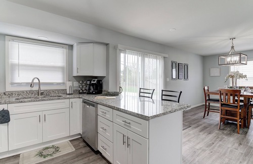 Waukesha House | Comfortable 3 Bedroom with King bed in Waukesha