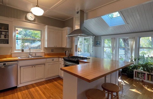 Hudson House | Comfortable 3-bedroom vintage house with WiFi in downtown Hudson