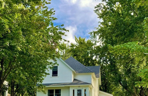 Hudson House | Comfortable 3-bedroom vintage house with WiFi in downtown Hudson