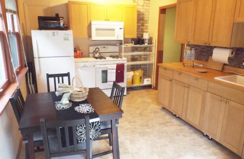 Bay View House | Comfortable 3 BR Craftsman Bungalow in Milwaukee's Bay View Neighborhood