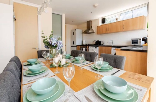 Manchester House | Comfortable 3-Storey House with Free Car Parking