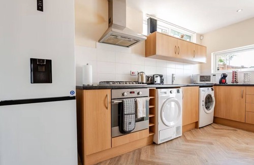 Manchester House | Comfortable 3-Storey House with Free Car Parking