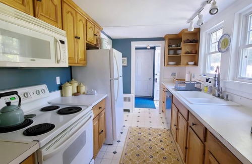 Wellfleet House | Comfortable 3BD-A/C, , Enclosed Outdoor Shower, Walk to Town, Pier & Mayo Beach