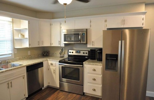 Cleveland House | Comfortable 3BR/2Bath in Historic Downtown Cleveland TN