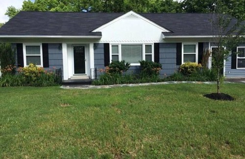 Cleveland House | Comfortable 3BR/2Bath in Historic Downtown Cleveland TN