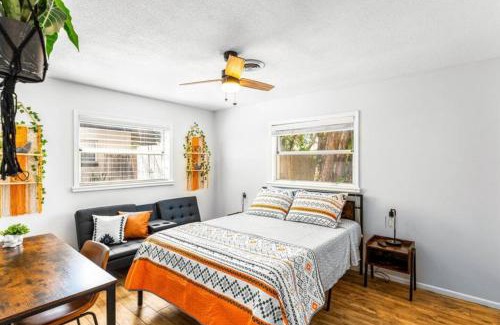 Conway House | Comfortable 3br Orlando Getaway Wi-fi Kitchen