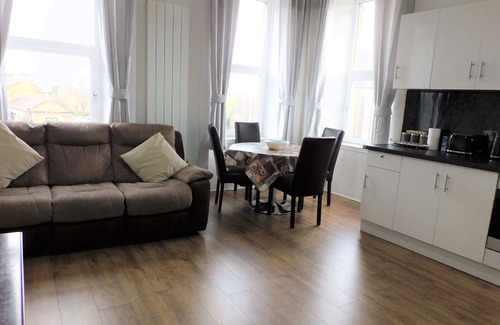 Paisley Apartment | Comfortable 4 bed Apt in Paisley Next to Station