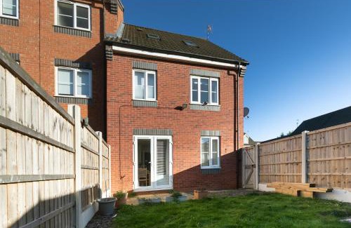 Long Eaton House | Comfortable 4 Bed Modern Townhouse with Parking