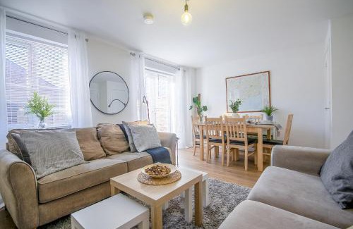 Long Eaton House | Comfortable 4 Bed Modern Townhouse with Parking