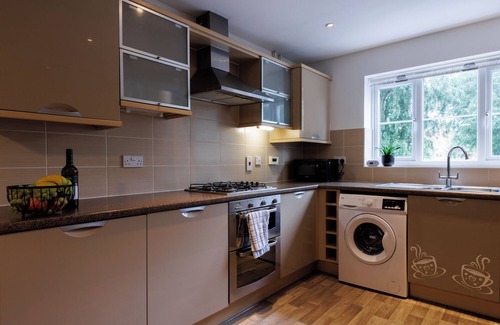 Aylesbury House | Comfortable 4-bedroom home/park view/pet friendly/close to the hospital