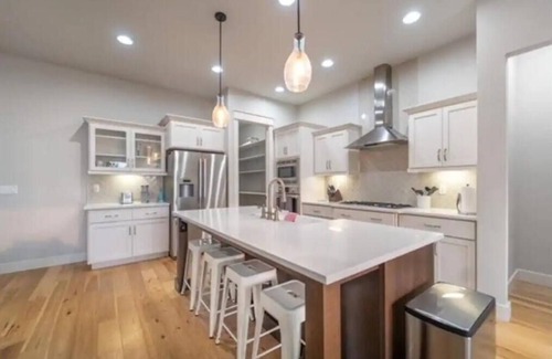 Meridian House | Comfortable 4 Bedroom Farmhouse In Eagle/Meridian Idaho