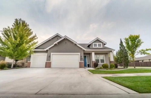 Meridian House | Comfortable 4 Bedroom Farmhouse In Eagle/Meridian Idaho